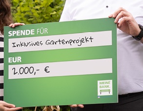 Das Foto zeigt einen Ausschnitt des Fotos der Pressemitteilung. Hände halten einen Scheck der VR Bank Niederbayern-Oberpfalz eG mit einer Spendensumme von 2000 Euro.