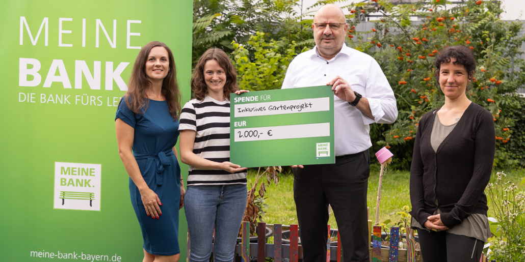 Foto der Offizielle Spendenübergabe: von links nach rechts – Natalie Heit, Marketing VR Bank Niederbayern-Oberpfalz; Lisa Hörmann, Stellvertretende Geschäftsführung des Stadtjugendrings Regensburg, Stefan Feix, 2. Vorstand Niederbayern-Oberpfalz; Katharina Gebel, Projektleitung des Inklusiven Gartenprojekts (Foto: Marina Schießl)